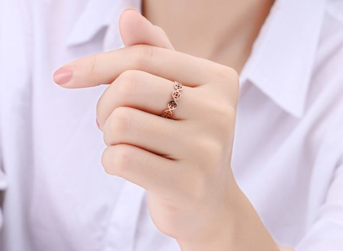 Cách đeo nhẫn kim tiền ngón giữa giúp đem lại may mắn