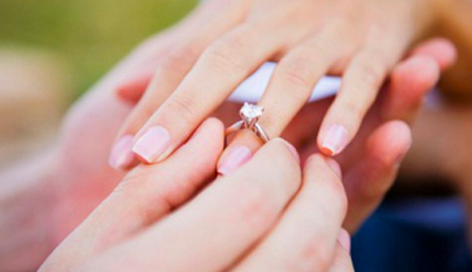 Nữ đeo nhẫn cưới ngón áp ut tay trái thể hiện tình yêu với chàng là duy nhất 