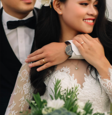 Nam nhân đeo nhẫn cưới thể hiện tình yêu vĩnh cửu dành cho nàng